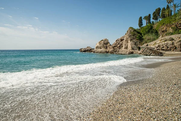 Nerja, Malaga, İspanya bulunabilir olarak küçük tenha plaj
