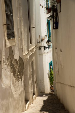 Dar pueblo blanco sokaklarında Salobrena, Endülüs, İspanya