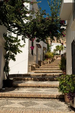 Dar pueblo blanco sokaklarında Salobrena, Endülüs, İspanya