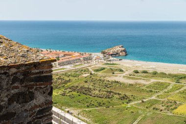 Onun kale görüldüğü gibi Salobrena resort kıyı şeridi
