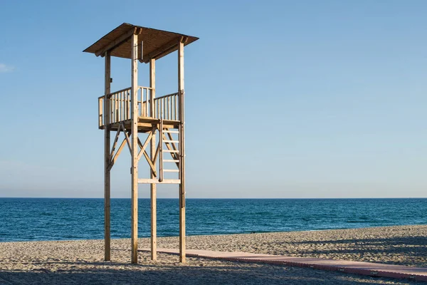 日当たりの良い地中海のビーチのライフの見張り塔 — ストック写真