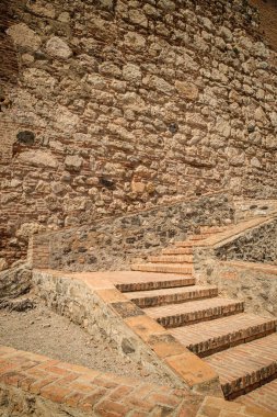 Eski Ortaçağ duvarları Salobena Kalesi, Malaga, İspanya. 