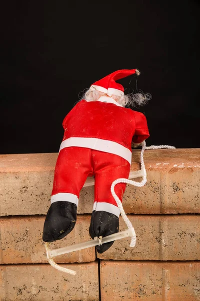 Papai Noel Tentando Subir Muro Conceito Sobre Políticas Racismo Imigração — Fotografia de Stock
