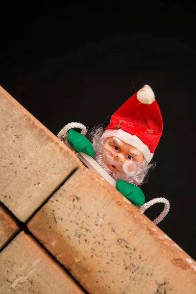 Santa Versucht Die Mauer Erklimmen Ein Konzept Rassismus Und Einwanderungspolitik — Stockfoto