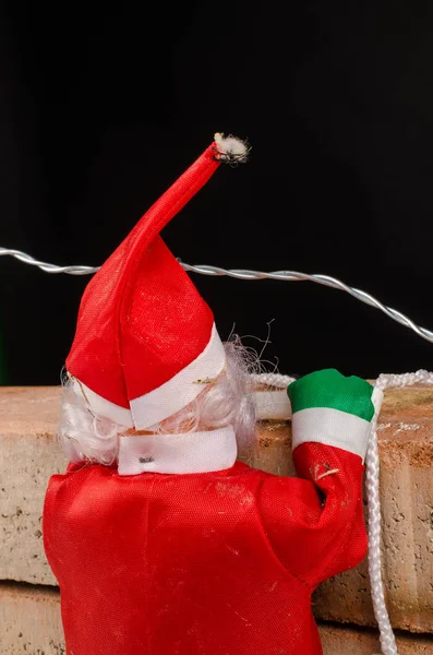 Santa Försöker Klättra Väggen Ett Koncept Rasism Och Invandringspolitik — Stockfoto