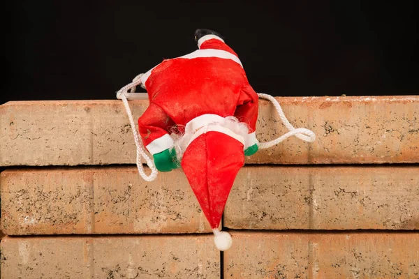 Santa Försöker Klättra Väggen Ett Koncept Rasism Och Invandringspolitik — Stockfoto