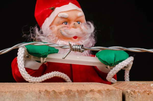 Santa Försöker Klättra Väggen Ett Koncept Rasism Och Invandringspolitik — Stockfoto