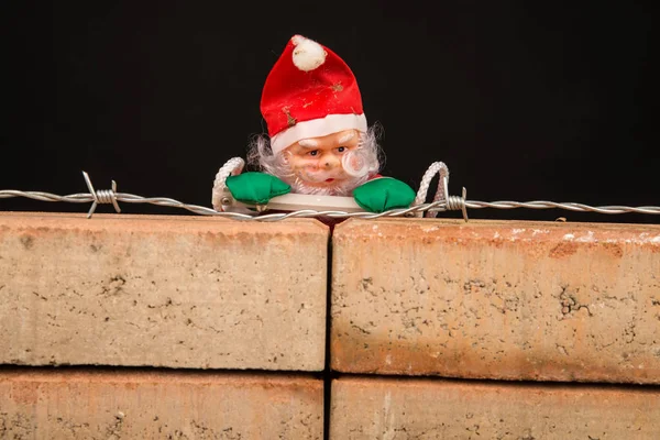 Babbo Natale Cerca Scalare Muro Concetto Sull Attuale Politica Immigrazione — Foto Stock