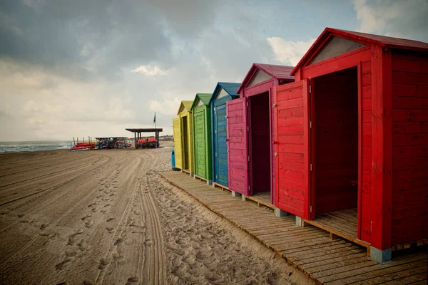 Mångfärgade Beach Hyddor Sandstrand Vid Medelhavet — Stockfoto