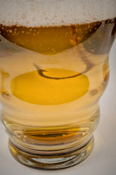 Γάντζος Ένα Μεγάλο Ποτήρι Μπύρα Μια Έννοια Του Αλκοολισμού — Φωτογραφία Αρχείου
