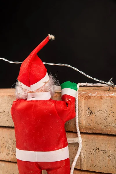 Santa Försöker Klättra Väggen Invandring Koncept — Stockfoto
