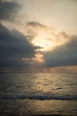 Fırtına bulutları kıyısında tehlikeli hava günbatımında tehdit