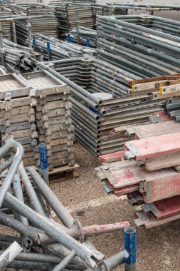 Yığınları içinde depolanan çeşitli inşaat malzemeleri