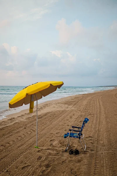 Κίτρινη Ομπρέλα Στην Παραλία Της Μεσογείου Πρώτες Πρωινές Ώρες Του — Φωτογραφία Αρχείου