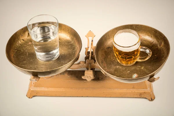 Wagi Piwo Wodę Vintage Koncepcję Alkoholizmu — Zdjęcie stockowe