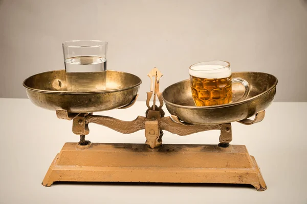 Och Vatten Vintage Skalor Alkoholism Koncept — Stockfoto