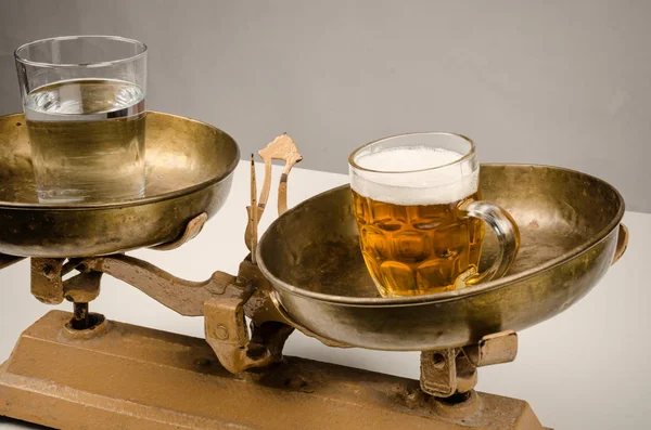 Μπύρα Και Νερό Vintage Κλίμακες Μια Έννοια Του Αλκοολισμού — Φωτογραφία Αρχείου