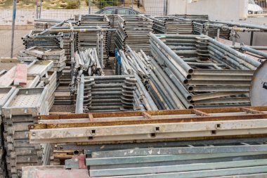 Yığınları içinde depolanan çeşitli inşaat malzemeleri