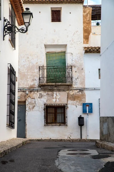 地中海の古いタウンハウスの白塗りのファサード — ストック写真