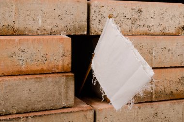 Beyaz bayrak bir duvar, bir birden çok kavram çok çalıştırmaktan hem göç