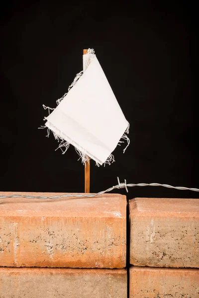 Beyaz Bayrak Bir Duvar Bir Birden Çok Kavram Çok Çalıştırmaktan — Stok fotoğraf