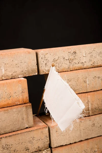 Bandera Blanca Una Pared Concepto Múltiple Tanto Sobre Exceso Trabajo —  Fotos de Stock