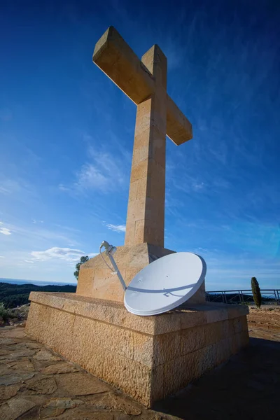 Christian Cross Monument Satellite Dish — Stock Photo, Image