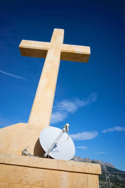 Christian Cross Monument Satellite Dish — Stock Photo, Image