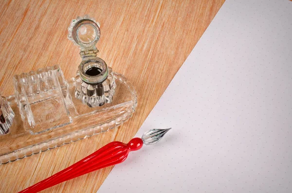 Vintage Glazen Pen Naast Een Klassieke Inkwell — Stockfoto