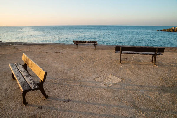 Veduta Delle Panchine Sulla Costa Mediterranea — Foto Stock