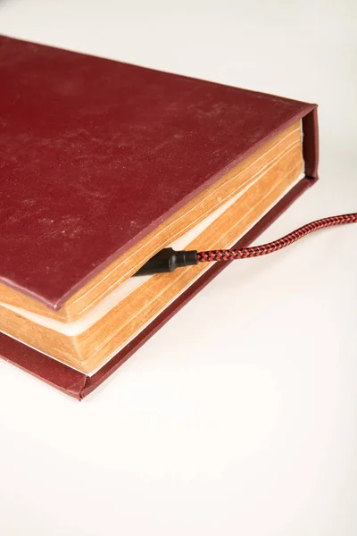 Ancien Livre Avec Câble Charge Batterie Sur Fond Blanc — Photo