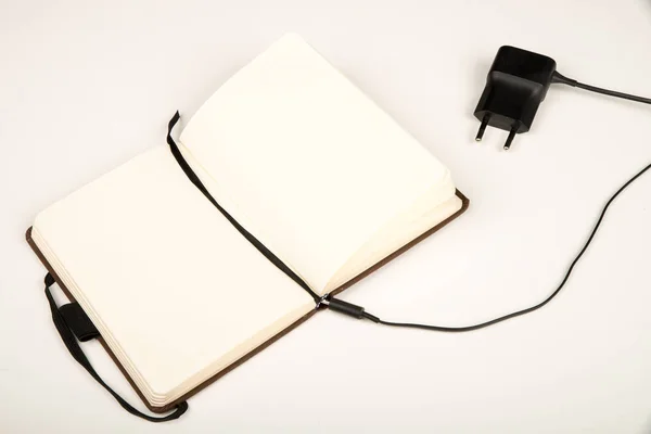 Piccolo Notebook Con Cavo Ricarica Batteria Sul Tavolo — Foto Stock
