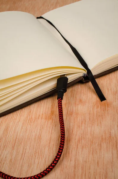 Kleines Notizbuch Mit Ladekabel Auf Dem Tisch — Stockfoto