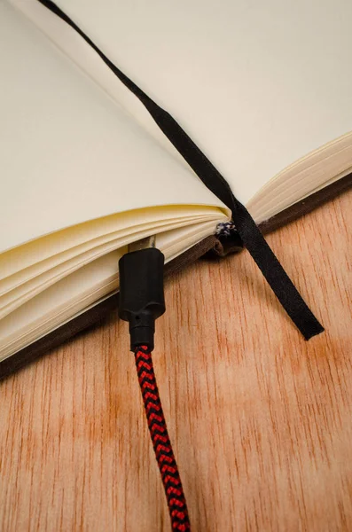 Klein Notaboekje Met Batterij Laadkabel Tafel — Stockfoto