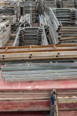 İnşaat malzeme yığınları içinde saklamak muhtelif