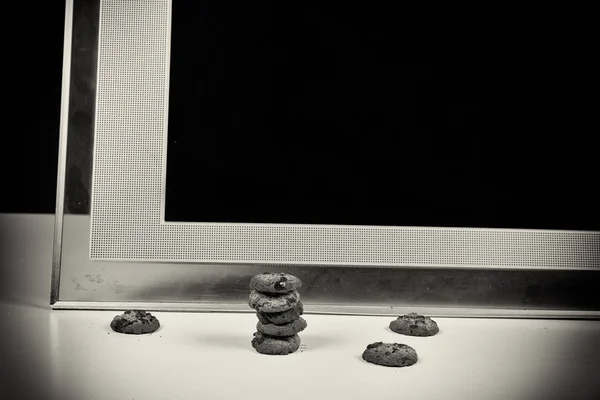 Nahaufnahme Von Cookies Vor Dem Computerdisplay — Stockfoto