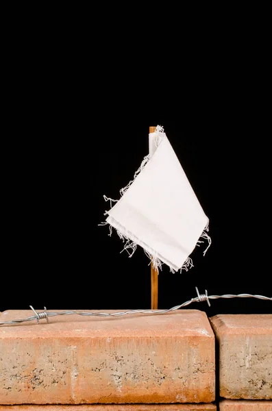 Witte Vlag Steken Van Bakstenen Muur Zwarte Achtergrond — Stockfoto