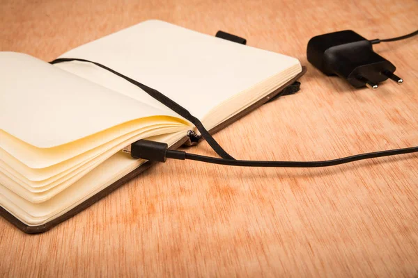 Cuaderno Papel Pequeño Con Cable Carga Batería Concepto Analógico Digital — Foto de Stock