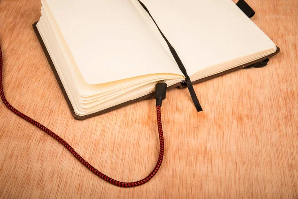 Kleine Papieren Notitieblok Met Een Kabel Een Concept Van Analoge — Stockfoto