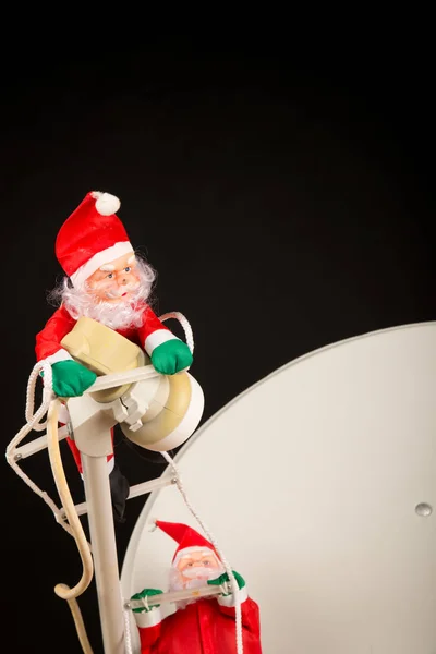 Santa Klättrar Upp Parabolantenn Globalisering Koncept — Stockfoto