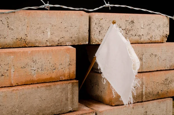 複数の概念を酷使と移民の両方の壁に白い旗 — ストック写真