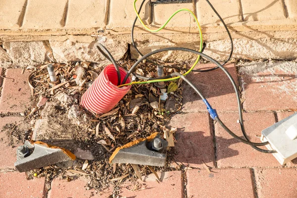 Fios Eletricidade Soltos Saindo Pavimento Parque Público — Fotografia de Stock