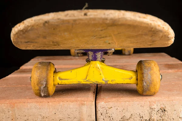 鹅卵石路面上一张旧的滑板特写镜头 — 图库照片