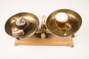 Bira ve su vintage üzerinde ölçekler, alkolizm kavramı