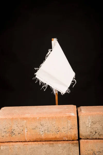 Bandeira Branca Uma Parede Conceito Múltiplo Tanto Excesso Trabalho Sobre — Fotografia de Stock