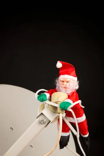 圣诞老人爬上卫星天线 全球化的概念 — 图库照片