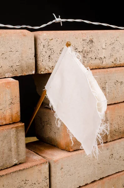 Bandera Blanca Una Pared Concepto Múltiple Tanto Sobre Exceso Trabajo — Foto de Stock