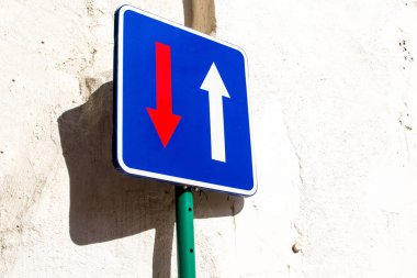 Trafik işaretleri badanalı bir duvara