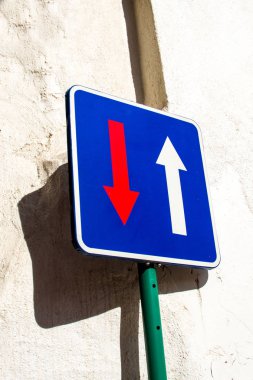 Trafik işaretleri badanalı bir duvara