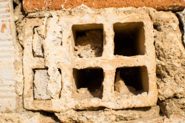 Çürüyen eski tuğla duvar